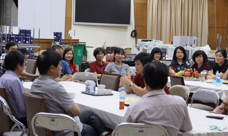 Sau khi môn thi cuối cùng kết thúc, các cán bộ in sao đề họp rút kinh nghiệm trước khi được về nhà.