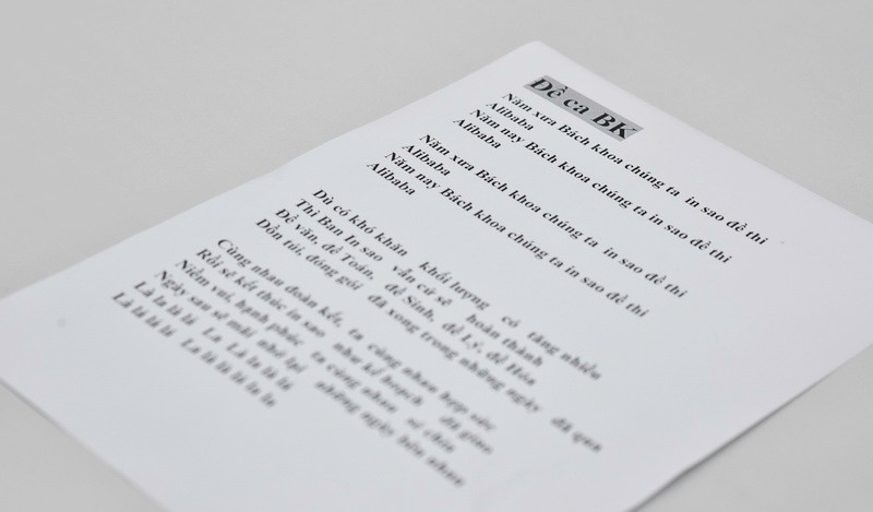 Những phút thư giãn, các cán bộ còn tổ chức các cuộc thi nhỏ như: Sang tác thơ, bài hát... Những phút thư giãn, các cán bộ còn tổ chức các cuộc thi nhỏ như: Sang tác thơ, bài hát...