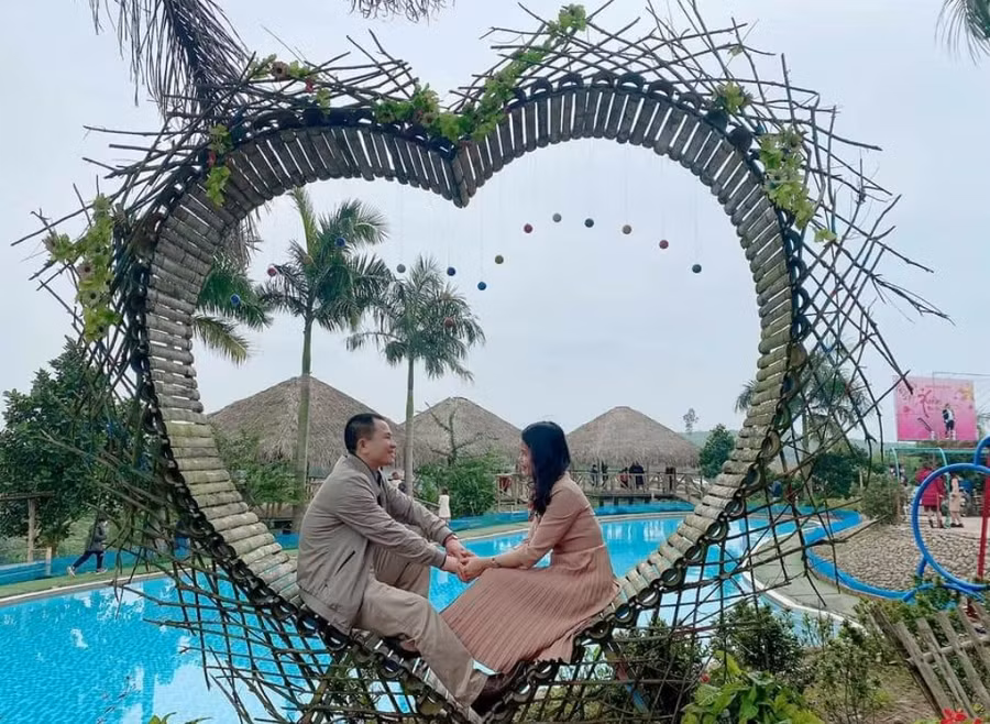 Giới trẻ Hà Tĩnh thích thú lên núi du xuân ngày đầu năm ảnh 8