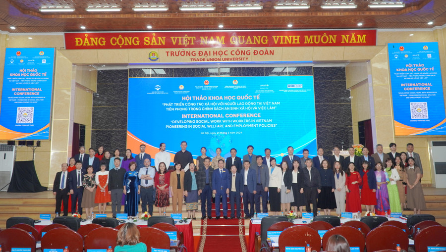 Các chuyên gia, nhà khoa học, đại biểu tham dự hội thảo. Các chuyên gia, nhà khoa học, đại biểu tham dự hội thảo.