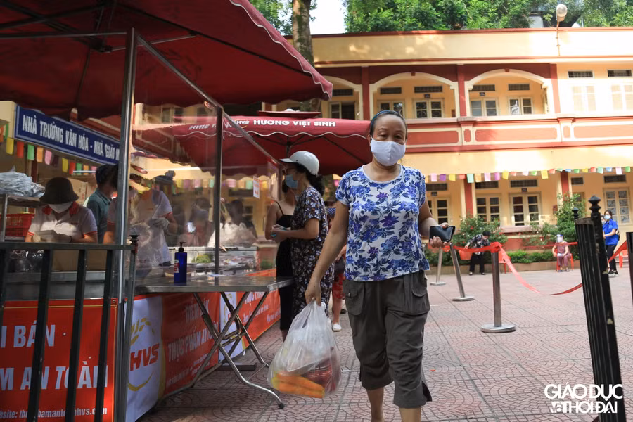 Giá bán tại quầy lưu động không tăng so với giá trong siêu thị. Trước đó, chuỗi siêu thị này đã tổ chức các điểm bán lưu động ở TP.HCM, hiện vẫn duy trì 20 điểm bán, với khoảng 50 tấn hàng thiết yếu cung cấp cho người dân thành phố. Ước tính, mỗi điểm bán hàng lưu động sẽ phục vụ trung bình 200-300 lượt mua sắm.