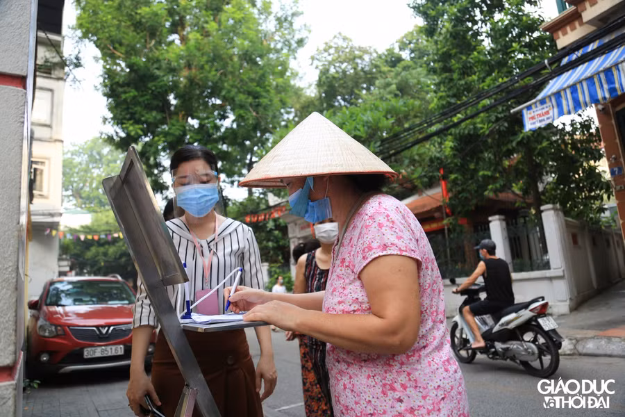 Trước khi vào điểm bán hàng lưu động, người dân phải ghi những mặt hàng cần mua vào phiếu.