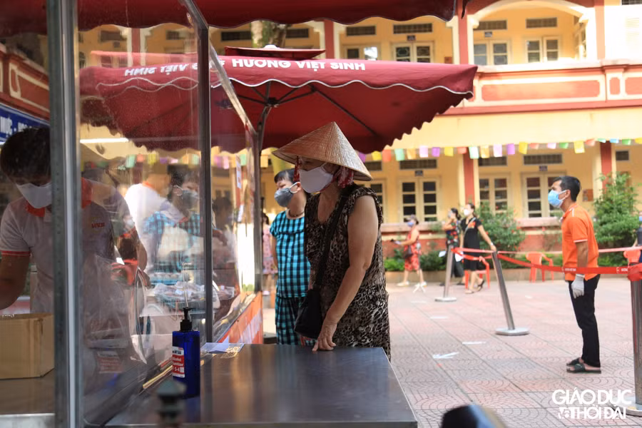 Điểm bán hàng lưu động đầu tiên tại Hà Nội phục vụ người dân trong thời gian giãn cách.