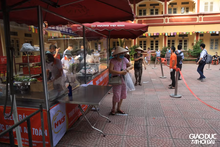 Nhằm đảm bảo giãn cách, người dân vào và ra có lối đi riêng, mỗi người đứng cách nhau 2m.