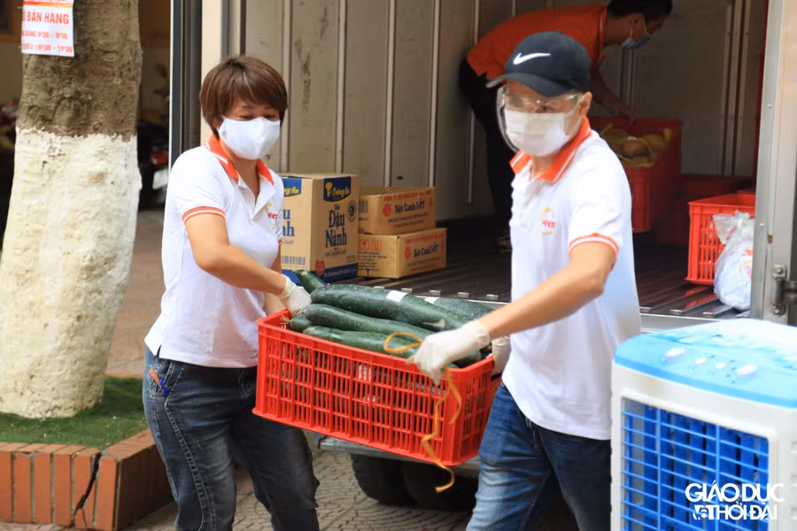 Hàng hóa được cung cấp tại điểm bán hàng lưu động có nguồn gốc rõ ràng đảm bảo an toàn thực phẩm từ khâu sản xuất, vận chuyển, bảo quản và kinh doanh theo quy định, gồm các loại thực phẩm tươi sống: Rau, thịt lợn, thịt bò, thịt gà, trứng gia cầm, giá đỗ, đậu phụ…