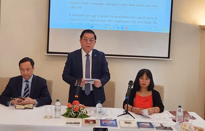 Đồng chí Nguyễn Trọng Nghĩa phát biểu khai mạc tại Hội thảo. 