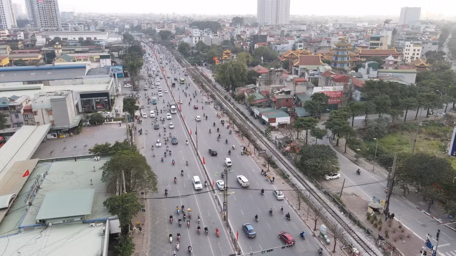 Khu vực đường Giải Phóng hướng ra ngoại thành trong chiều nay các phương tiện vẫn có thể di chuyển dễ dàng.