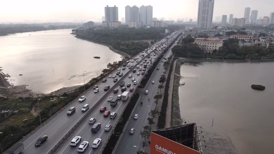 Nhiều tuyến đường Hà Nội kẹt cứng trong ngày làm việc cuối cùng của năm ảnh 10