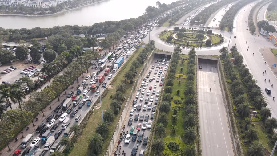 Nhiều tuyến đường Hà Nội kẹt cứng trong ngày làm việc cuối cùng của năm ảnh 7