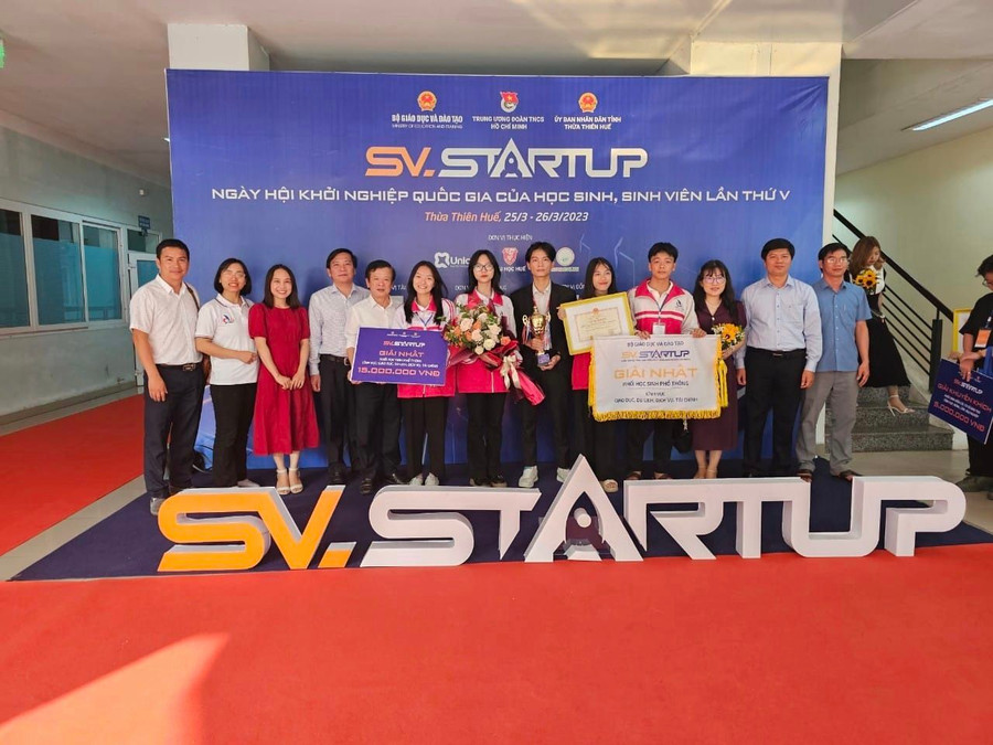 Nhóm học sinh THPT Quảng Trị được trao giải Nhất tại cuộc thi “Học sinh, sinh viên với ý tưởng khởi nghiệp” quốc gia năm 2023.
