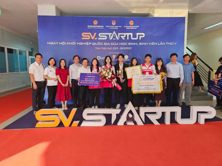 Nhóm học sinh THPT Quảng Trị được trao giải Nhất tại cuộc thi “Học sinh, sinh viên với ý tưởng khởi nghiệp” quốc gia năm 2023.