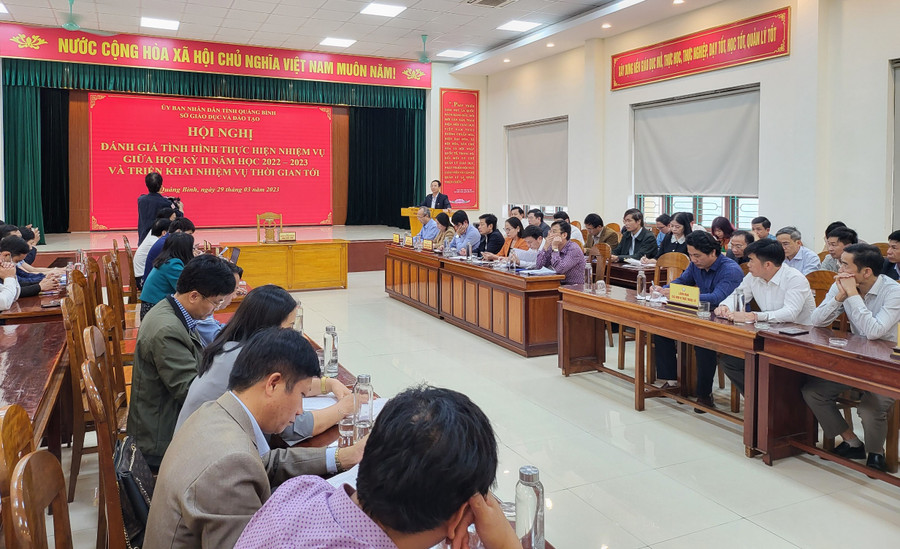 Ông Đặng Ngọc Tuấn - Giám đốc Sở GD&ĐT đề nghị các đơn vị, trường học thực hiện tốt các nhiệm vụ trọng tâm của năm học. Ông Đặng Ngọc Tuấn - Giám đốc Sở GD&ĐT đề nghị các đơn vị, trường học thực hiện tốt các nhiệm vụ trọng tâm của năm học.