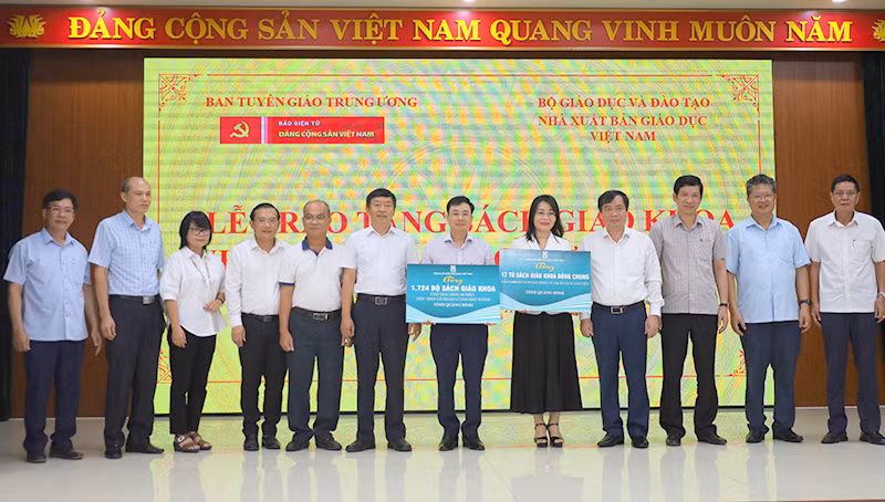 Trao tặng hàng ngàn bộ sách giáo khoa cho học sinh và giáo viên dịp đầu năm học mới. (Ảnh: Hiền Chi).