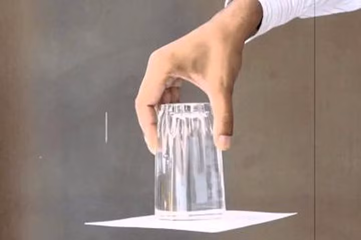 Úp ngược cốc đầy nước không đổ gợi trí tò mò của trẻ