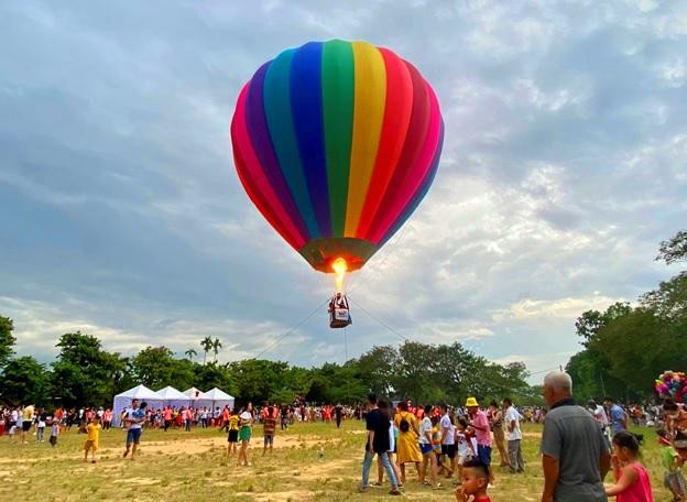 Một khinh khí đang cầu phục vụ khách bay treo tại chỗ.