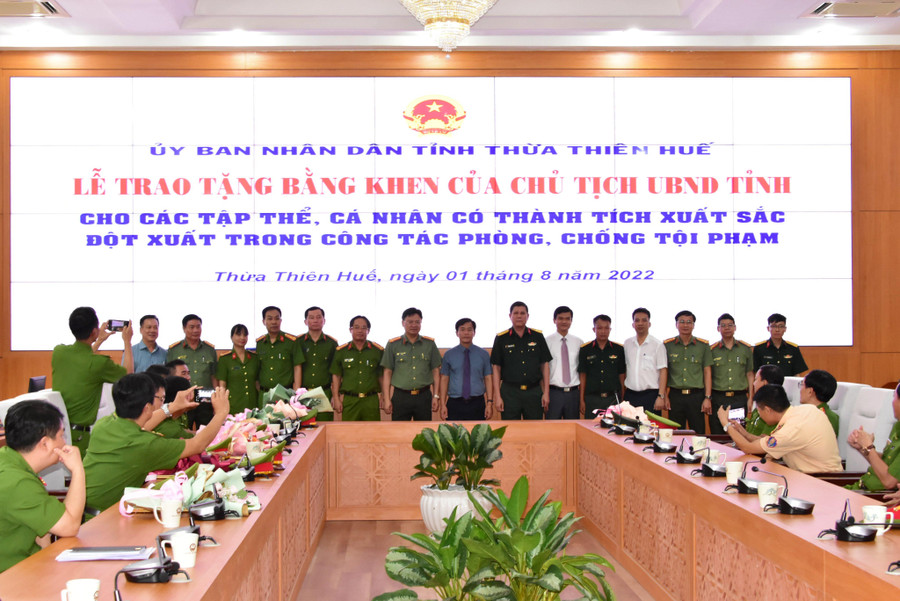 Tập thể và cá nhân công an chụp ảnh lưu niệm cùng lãnh đạo tỉnh Thừa Thiên - Huế. Tập thể và cá nhân công an chụp ảnh lưu niệm cùng lãnh đạo tỉnh Thừa Thiên - Huế.