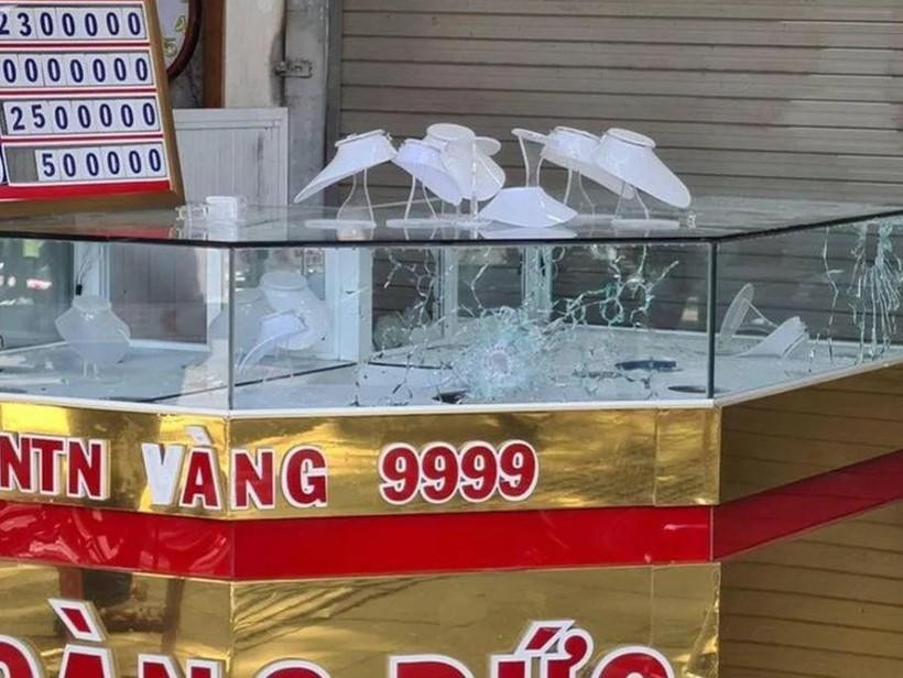 Đối tượng là cán bộ trại giam này đã dùng súng AK bắn vào tủ vàng để lấy vàng từ phía trong. Đối tượng là cán bộ trại giam này đã dùng súng AK bắn vào tủ vàng để lấy vàng từ phía trong.