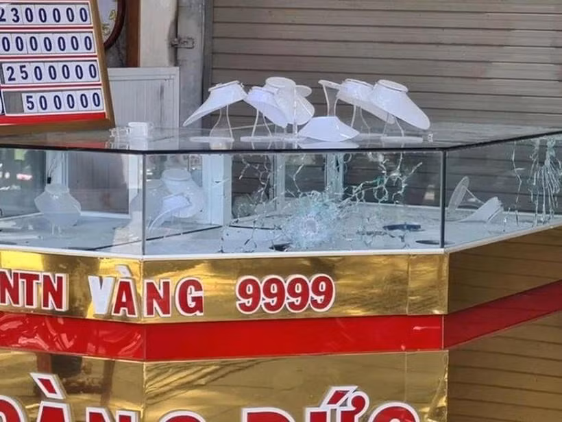 Tiệm vàng bị tên cướp bắn vào mặt tủ bể kính, sau đó lấy đi số vàng trưng bày phía trong.