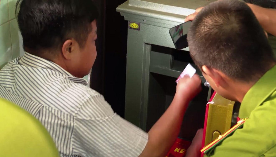 Đối tượng Nhật giao nộp vật chứng cho cơ quan chức năng. Đối tượng Nhật giao nộp vật chứng cho cơ quan chức năng.