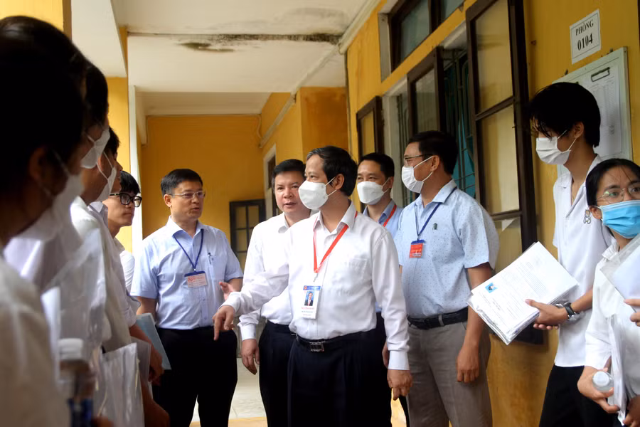 Tại các phòng thi, Bộ trưởng dành thời gian để trò chuyện, khích lệ tinh thần thi cử của sĩ tử.