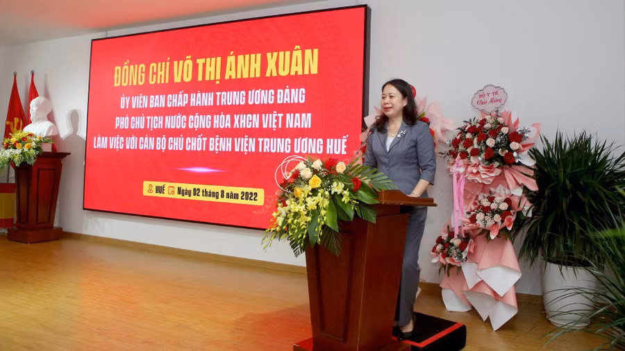 Phó Chủ tịch nước làm việc với cán bộ chủ chốt của Bệnh viện Trung ương Huế.