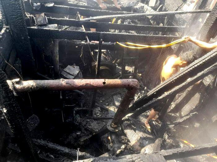 Gần như chiếc tàu cá đã cháy rụi.