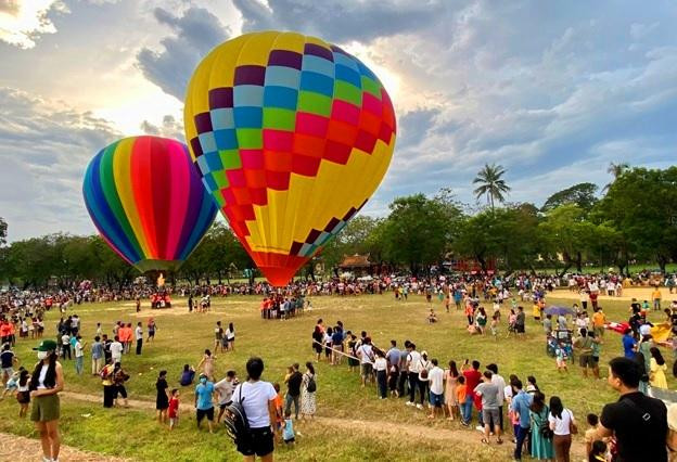 Lễ hội thu hút hàng nghìn du khách tham gia trải nghiệm.