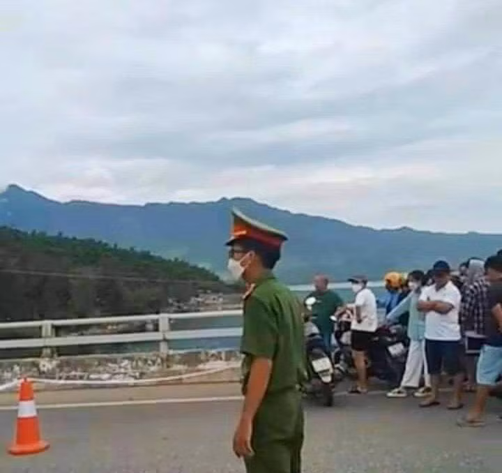 1 thanh niên tử vong tại chỗ do 1 thanh niên nhóm kia dùng súng tự chế bắn.