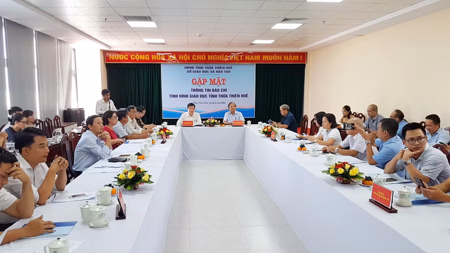 Buổi gặp mặt và trao đổi thông tin về tình hình giáo dục và Kỳ thi tốt nghiệp THPT 2022 tại tỉnh Thừa Thiên - Huế.