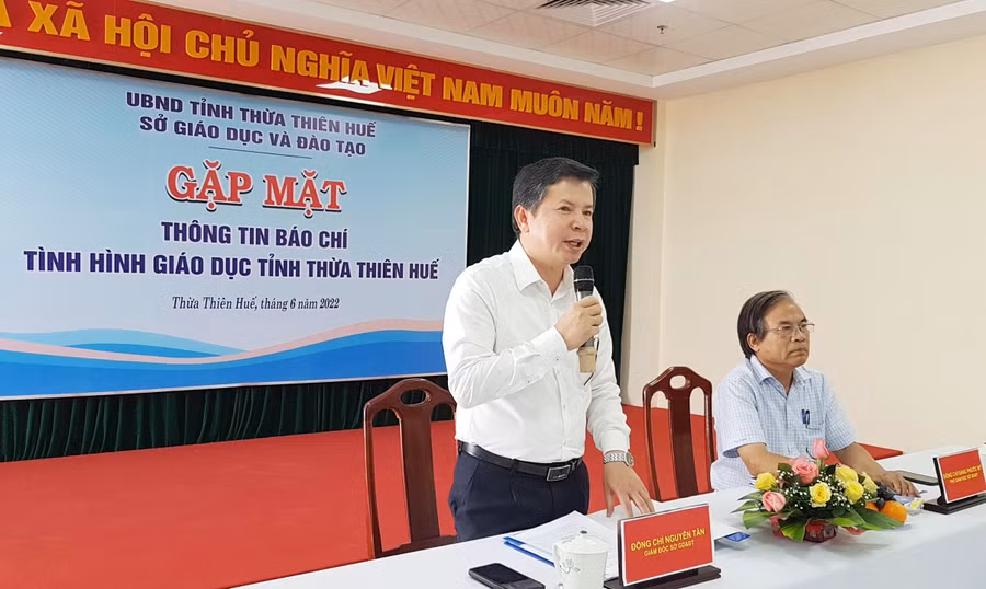 Ông Nguyễn Tân, Giám đốc Sở GD&amp;ĐT tỉnh Thừa Thiên - Huế (đứng) trao đổi những điểm mới xung quanh kỳ thi tốt nghiệp THPT 2022.