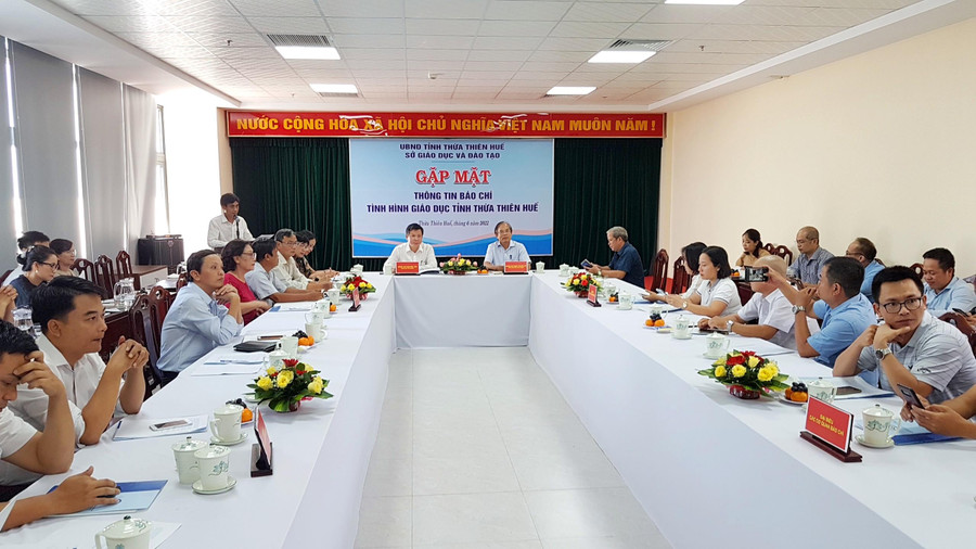 Buổi gặp mặt và trao đổi thông tin về tình hình giáo dục và Kỳ thi tốt nghiệp THPT 2022 tại tỉnh Thừa Thiên - Huế. Buổi gặp mặt và trao đổi thông tin về tình hình giáo dục và Kỳ thi tốt nghiệp THPT 2022 tại tỉnh Thừa Thiên - Huế.