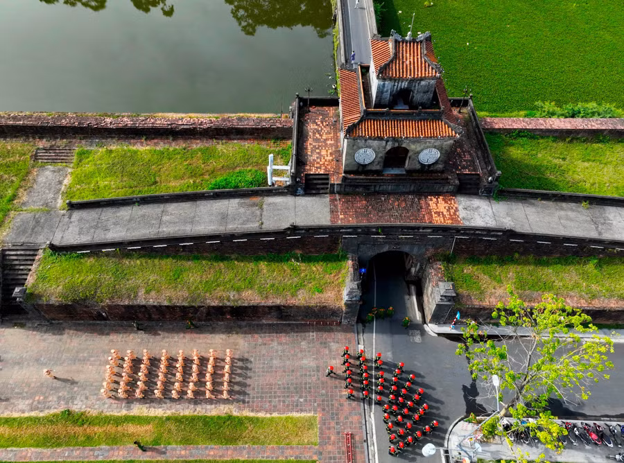 Đội hình cảnh sát giao thông, cảnh sát phòng cháy chữa cháy - tìm kiếm cứu nạn.