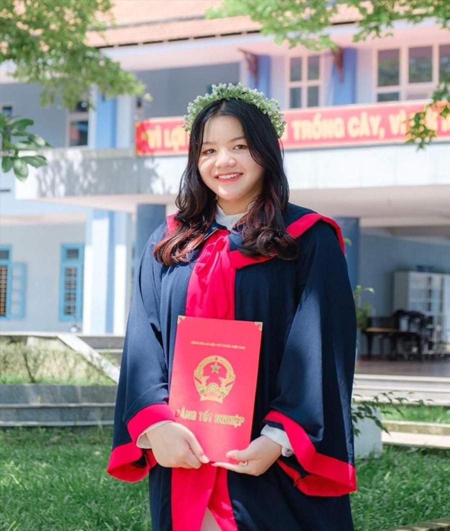 Em Đặng Thị Bích Trâm - học sinh trường THPT Nguyễn Huệ, TP Huế viết 11 tờ giấy thi trong 115 phút. Em Đặng Thị Bích Trâm - học sinh trường THPT Nguyễn Huệ, TP Huế viết 11 tờ giấy thi trong 115 phút.
