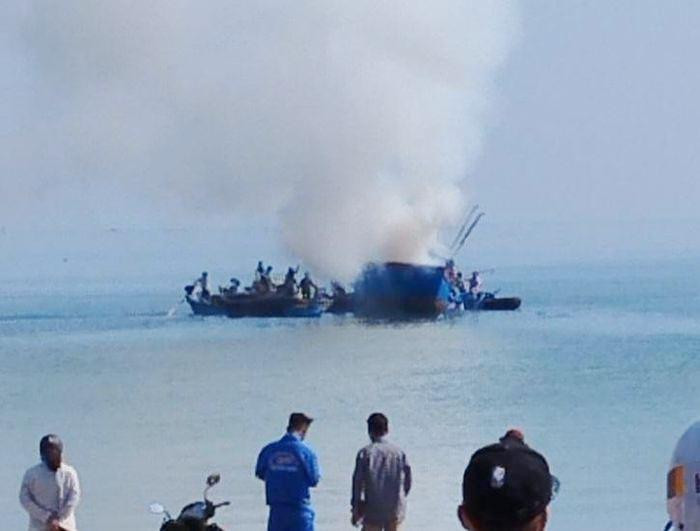 Tàu cá bốc cháy dữ dội.