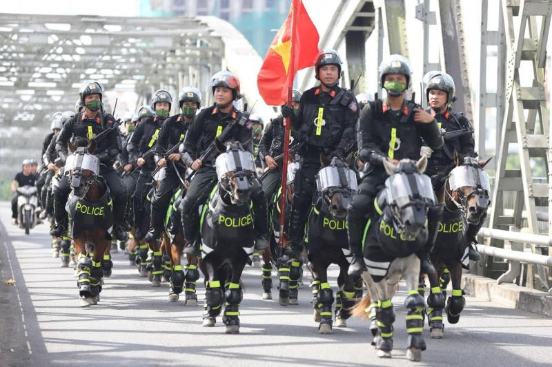 Lực lượng kỵ binh thuộc Bộ Tư lệnh Cảnh sát cơ động biểu diễn tập qua cầu Trường Tiền, TP Huế.