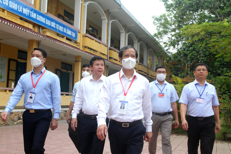 Đoàn tiếp tục đi kiểm tra nơi để vật dụng thí sinh. Đoàn tiếp tục đi kiểm tra nơi để vật dụng thí sinh.