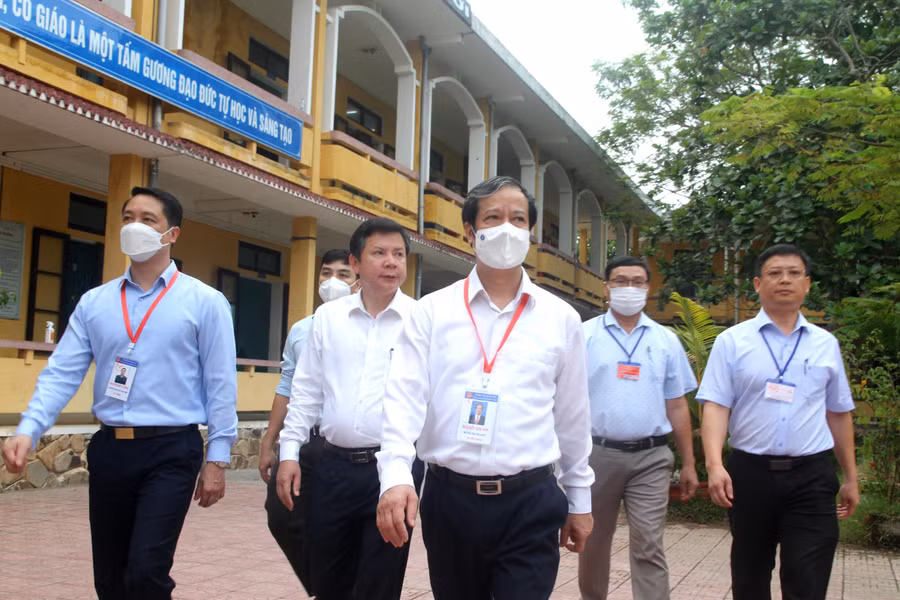 Đoàn tiếp tục đi kiểm tra nơi để vật dụng thí sinh.