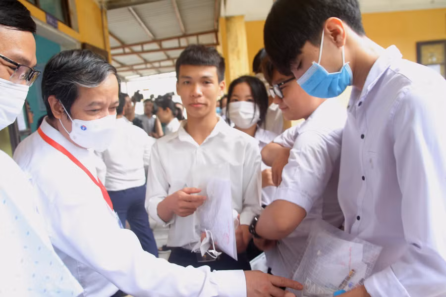 Bộ trưởng kiểm tra túi dụng cụ làm bài thi của 1 thí sinh.