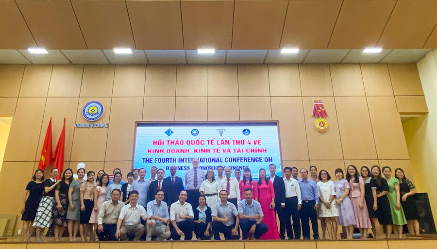 Các đại biểu, nhà nghiên cứu khoa học cùng khách mời chụp hình lưu niệm tại Hội thảo. Các đại biểu, nhà nghiên cứu khoa học cùng khách mời chụp hình lưu niệm tại Hội thảo.