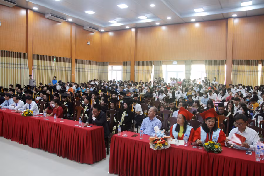 Khung cảnh hội trường nhà Hành chính - Trường Đại học Kinh tế, Đại học Huế nơi diễn ra buổi lễ bế giảng và trao bằng.