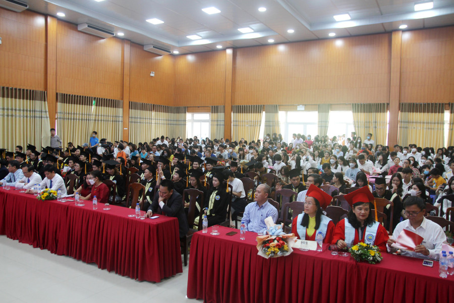 Khung cảnh hội trường nhà Hành chính - Trường Đại học Kinh tế, Đại học Huế nơi diễn ra buổi lễ bế giảng và trao bằng. Khung cảnh hội trường nhà Hành chính - Trường Đại học Kinh tế, Đại học Huế nơi diễn ra buổi lễ bế giảng và trao bằng.