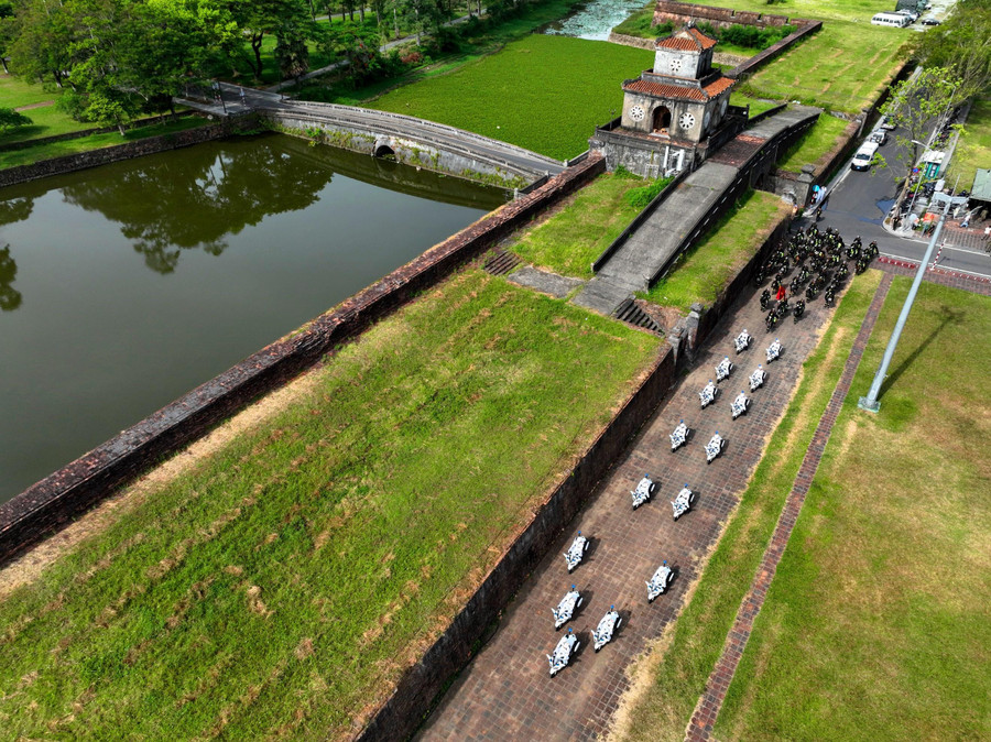 Đội hình duyệt binh với mô tô đi trước, kỵ binh đi sau. Đội hình duyệt binh với mô tô đi trước, kỵ binh đi sau.