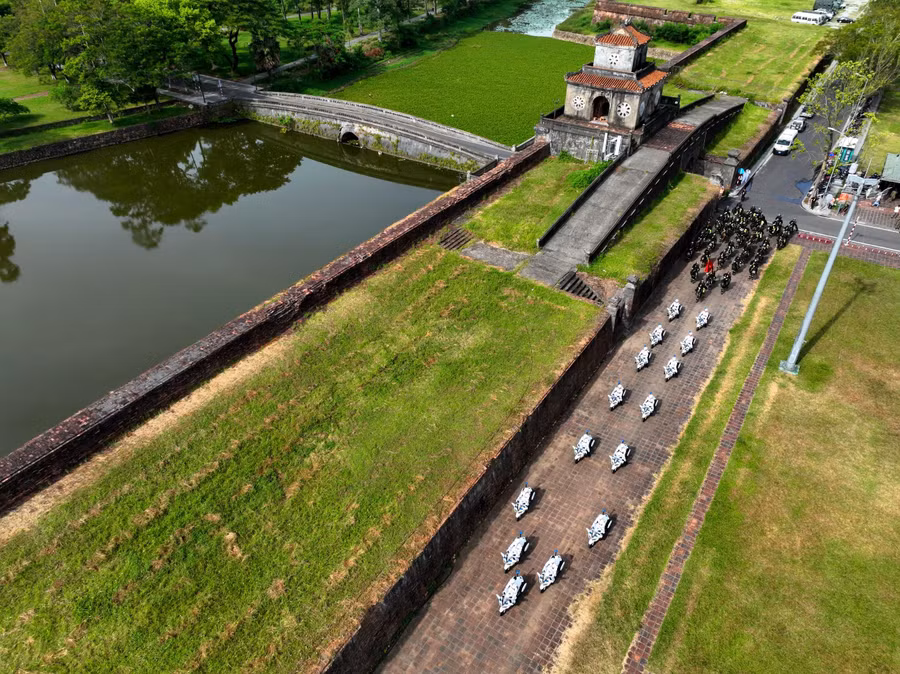 Đội hình duyệt binh với mô tô đi trước, kỵ binh đi sau.