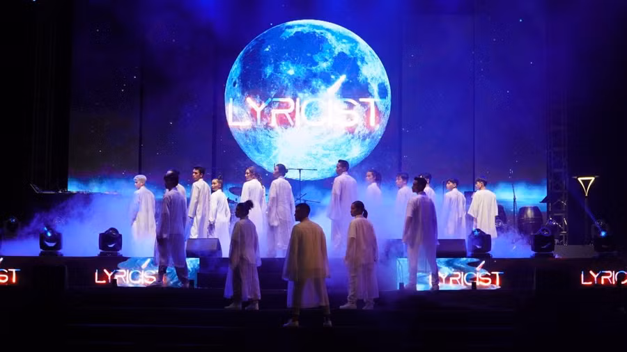 Ca khúc Diễm xưa (Remix) do nhóm Lyricist trình bày.