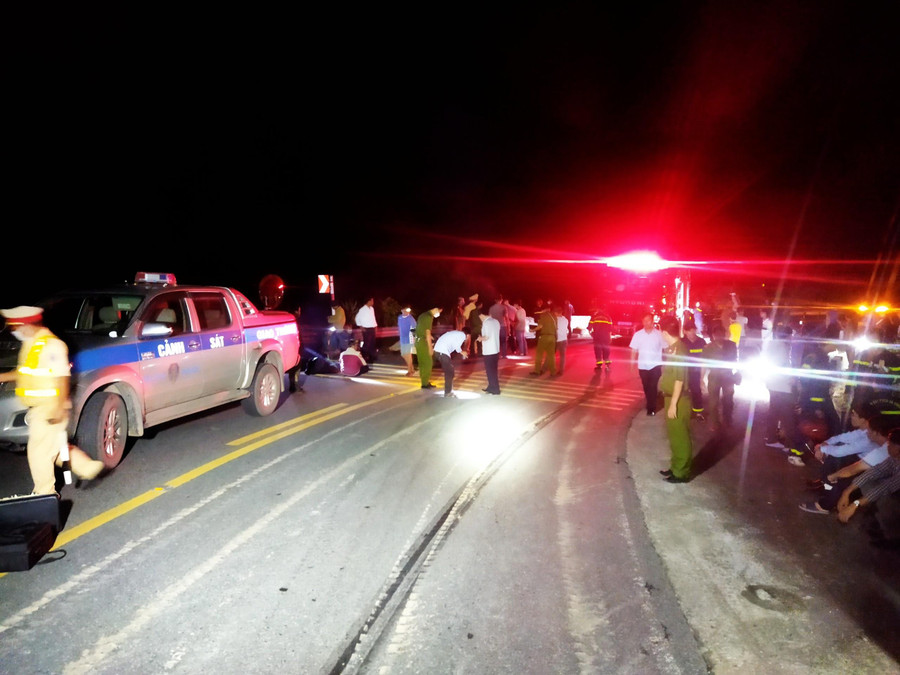 Nhiều lực lượng phối hợp điều tra nguyên nhân vụ tai nạn giao thông cực kỳ nghiêm trọng.