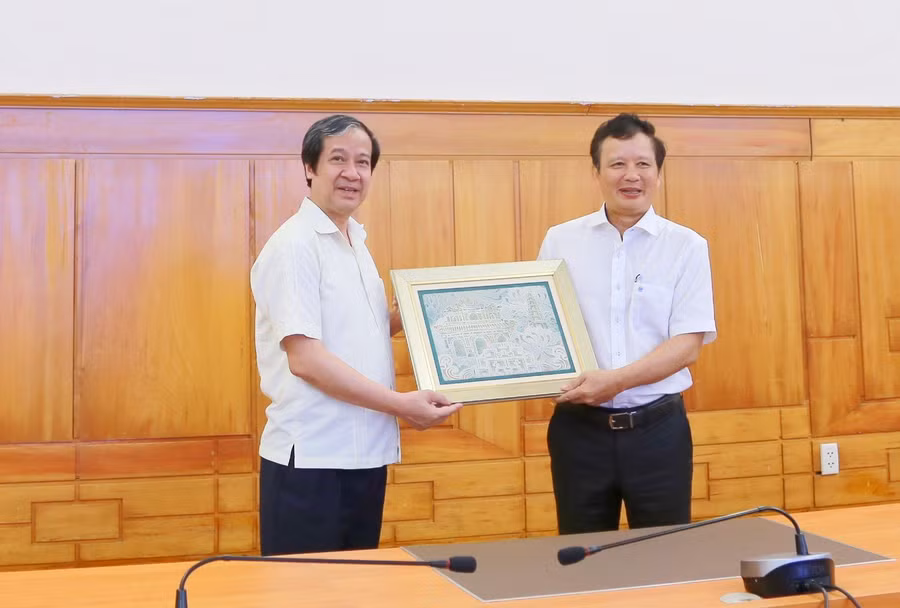 Bí thư Tỉnh ủy Lê Trường Lưu tặng tranh lưu niệm cho Bộ trưởng Nguyễn Kim Sơn.