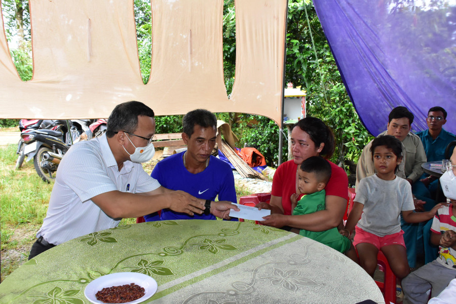 Ông Khuất Việt Hùng thăm hỏi, động viên vợ con nạn nhân Prô Mi Sa.