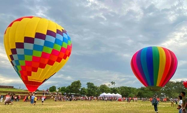 Chiều 26/6, tại sân Hàm Nghi (TP Huế) có rất nhiều khinh khí cầu chuẩn bị phục vụ du khách. trong Tuần lễ Festival Huế 2022.