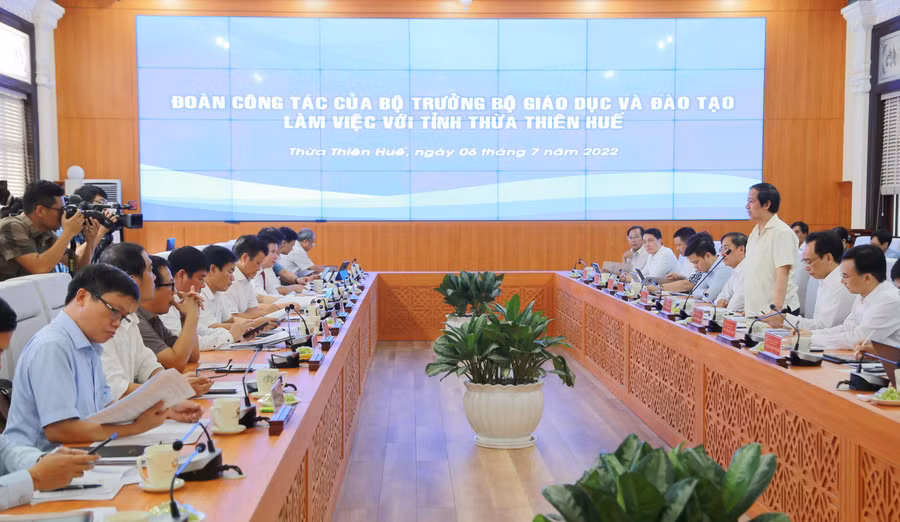 Bộ trưởng chỉ ra nhiều vấn đề nhằm phát triển giáo dục tại Thừa Thiên - Huế.