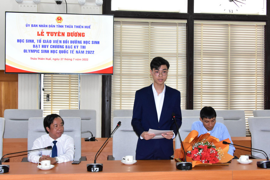 Nam sinh đạt Huy chương Bạc Olympic Sinh học quốc tế phát biểu cảm ơn thầy cô giáo và lãnh đạo tỉnh, các sở ban ngành. Nam sinh đạt Huy chương Bạc Olympic Sinh học quốc tế phát biểu cảm ơn thầy cô giáo và lãnh đạo tỉnh, các sở ban ngành.